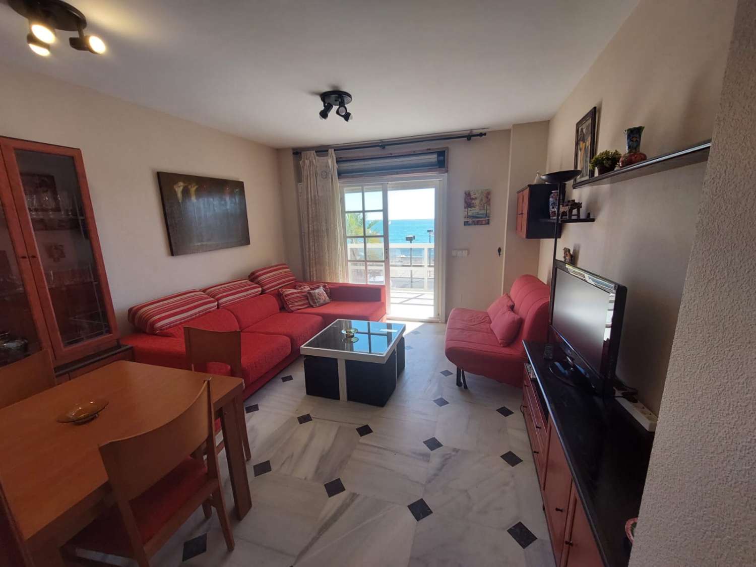 Apartamento con vista inmejorables, amplia terraza y patio privado