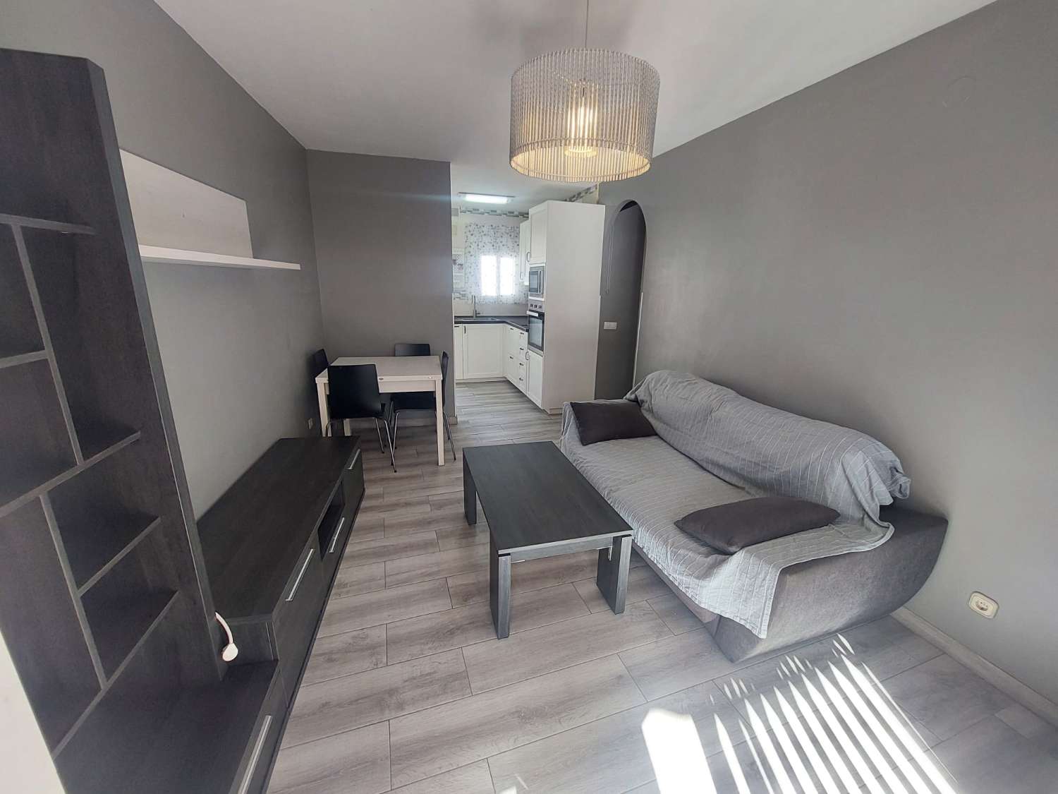 Luminoso apartamento de 2 dormitorios, con piscinas y parking comunitario