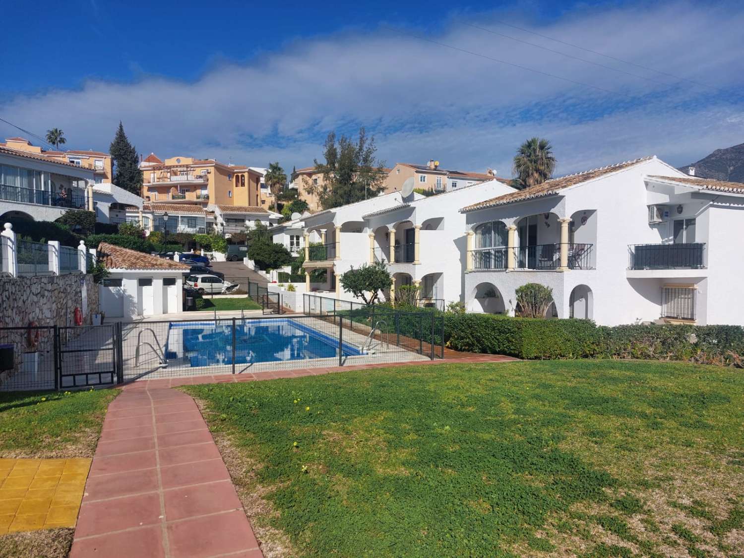 Luminoso apartamento de 2 dormitorios, con piscinas y parking comunitario