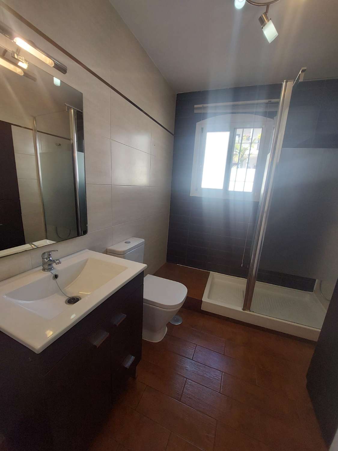 Luminoso apartamento de 2 dormitorios, con piscinas y parking comunitario