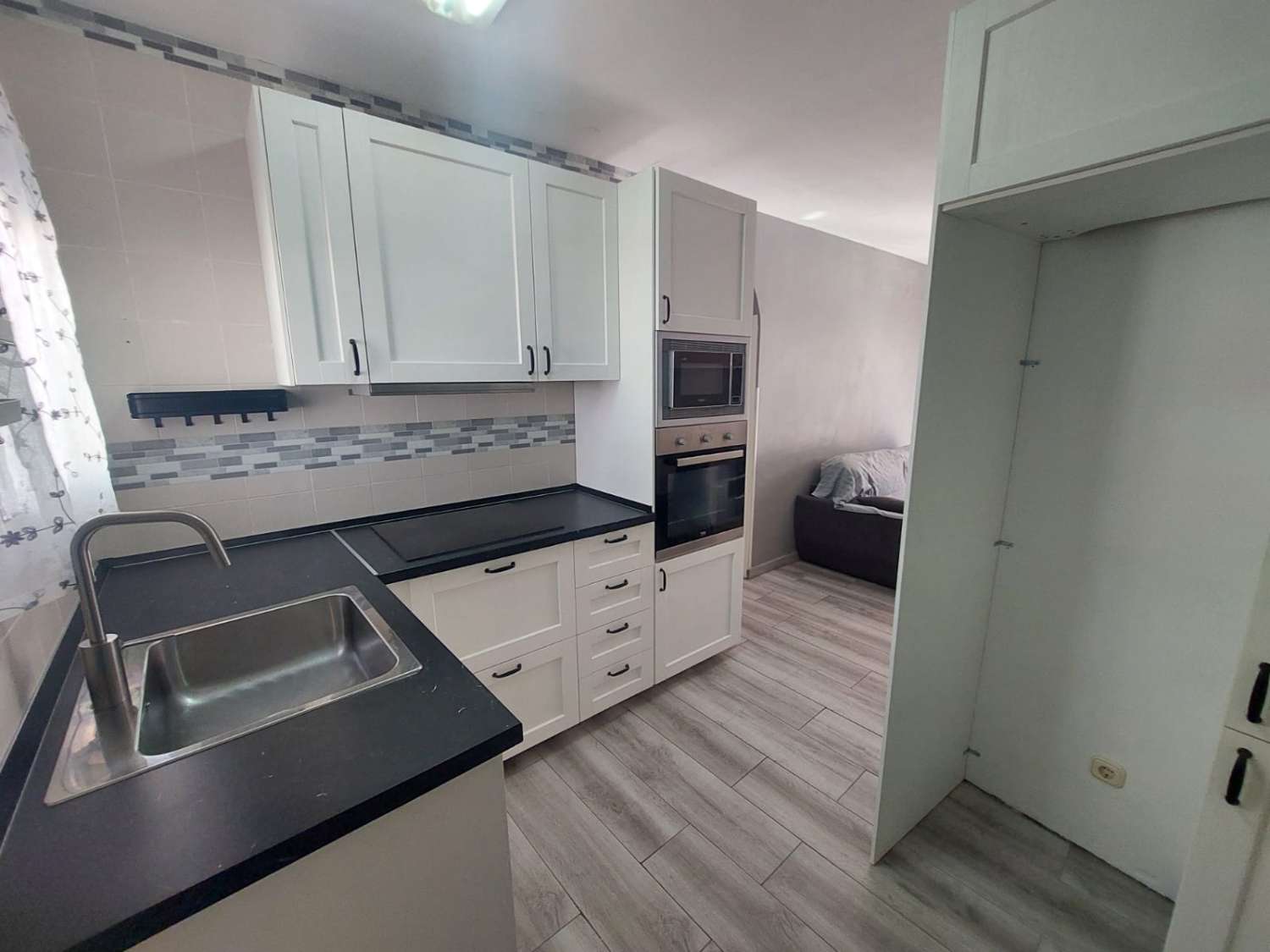 Luminoso apartamento de 2 dormitorios, con piscinas y parking comunitario