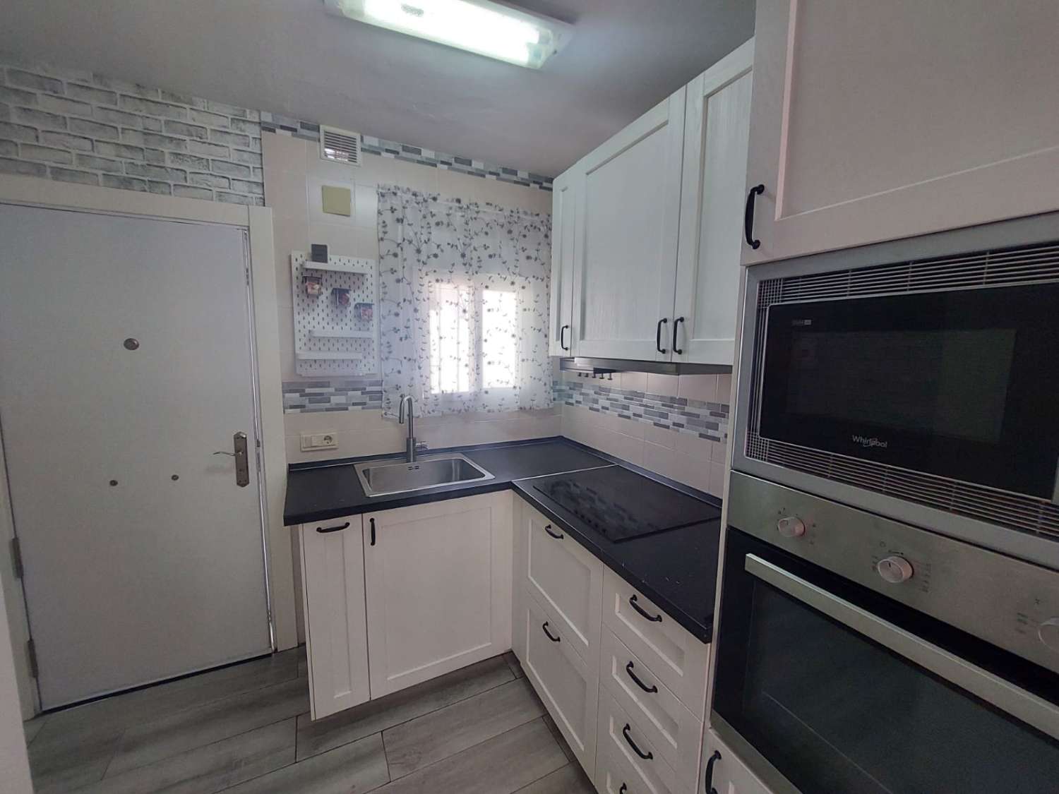 Luminoso apartamento de 2 dormitorios, con piscinas y parking comunitario