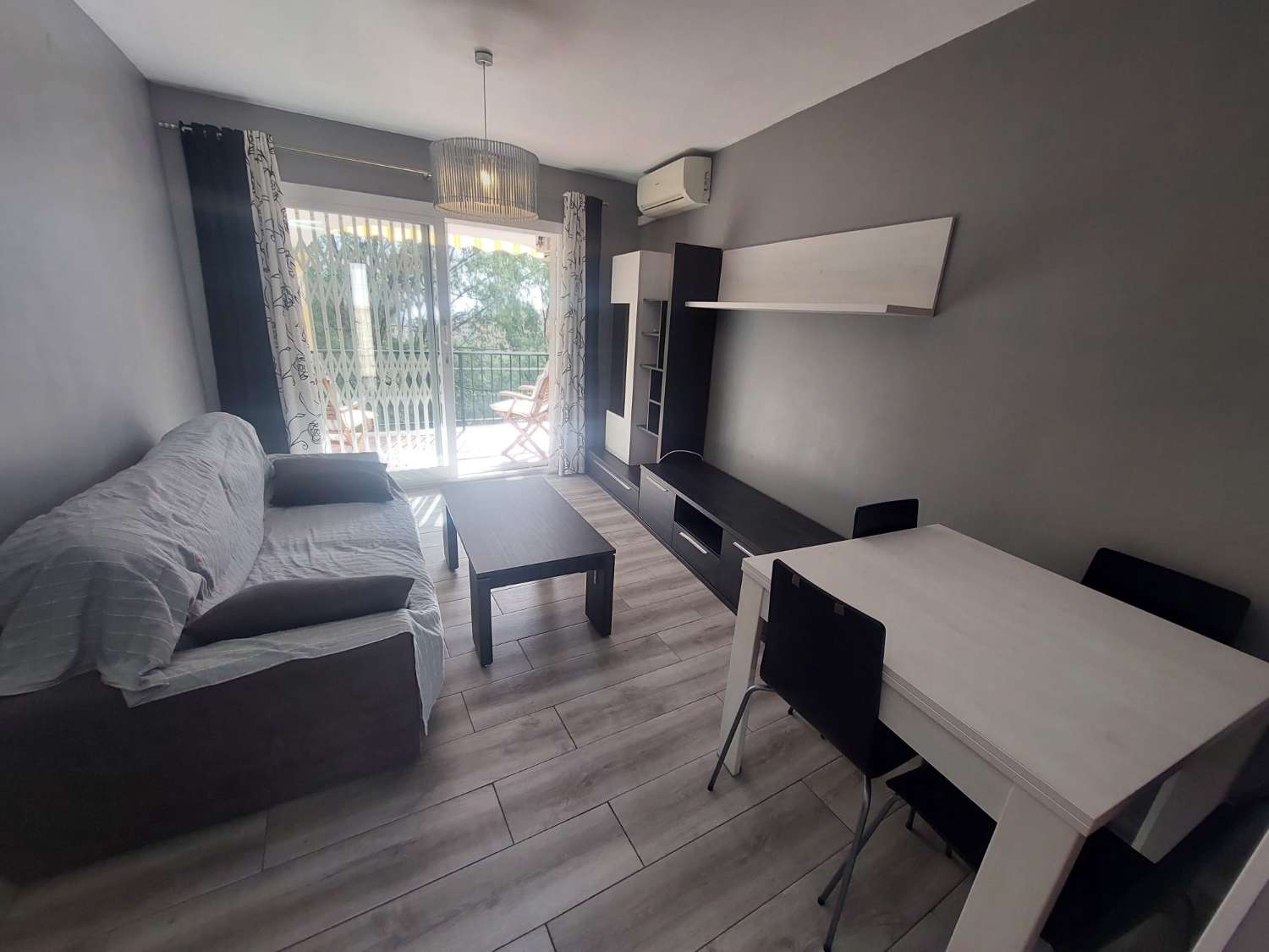 Luminoso apartamento de 2 dormitorios, con piscinas y parking comunitario