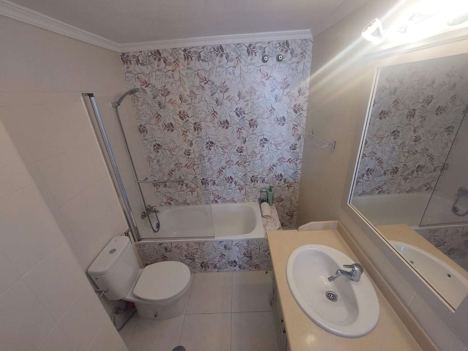 Luminoso apartamento de 2 dormitorios, con piscina y garaje