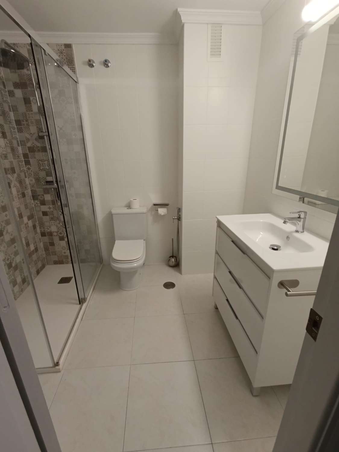Luminoso apartamento de 2 dormitorios, con piscina y garaje