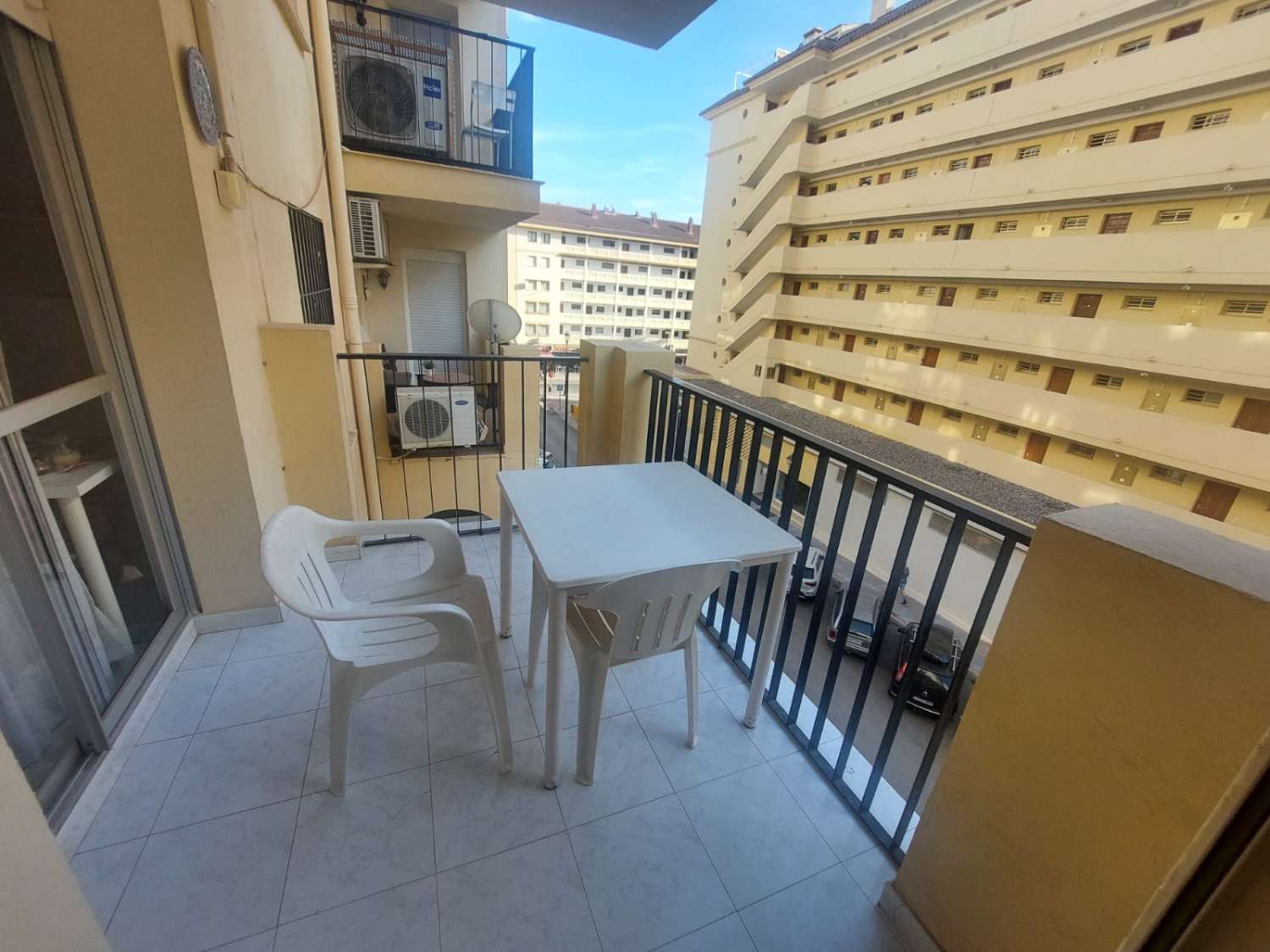 Luminoso apartamento de 2 dormitorios disponible hasta junio!